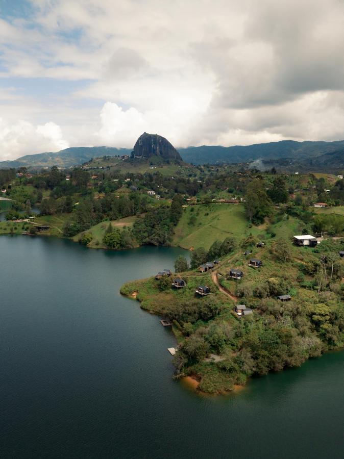 The Boato Hotel Гуатапе Экстерьер фото View of the town of Guatapé and the rock of Guatapé