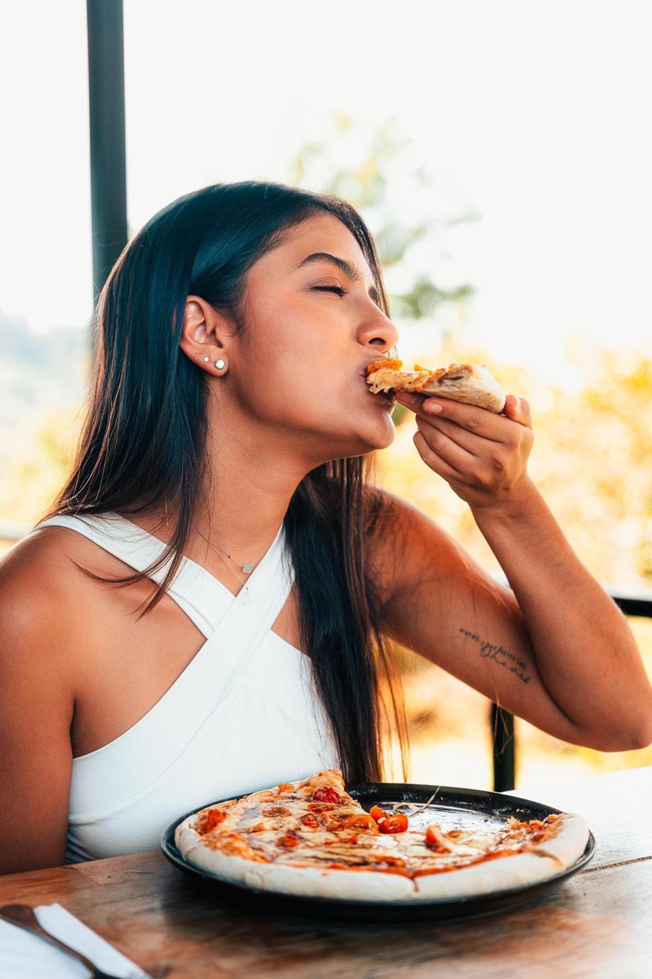 The Boato Hotel Гуатапе Экстерьер фото A woman eating pizza