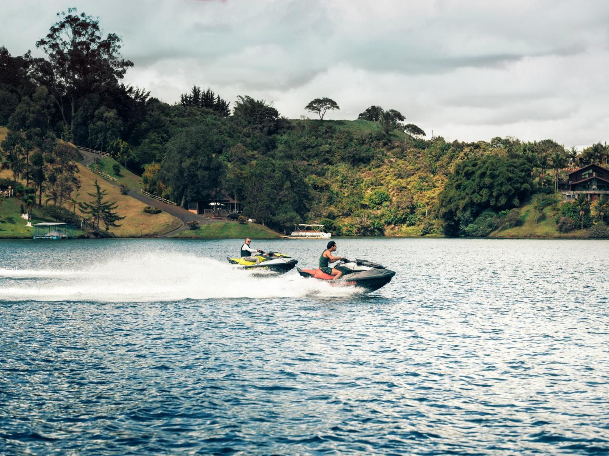 The Boato Hotel Гуатапе Экстерьер фото Jet skiing on Lake Awoiti