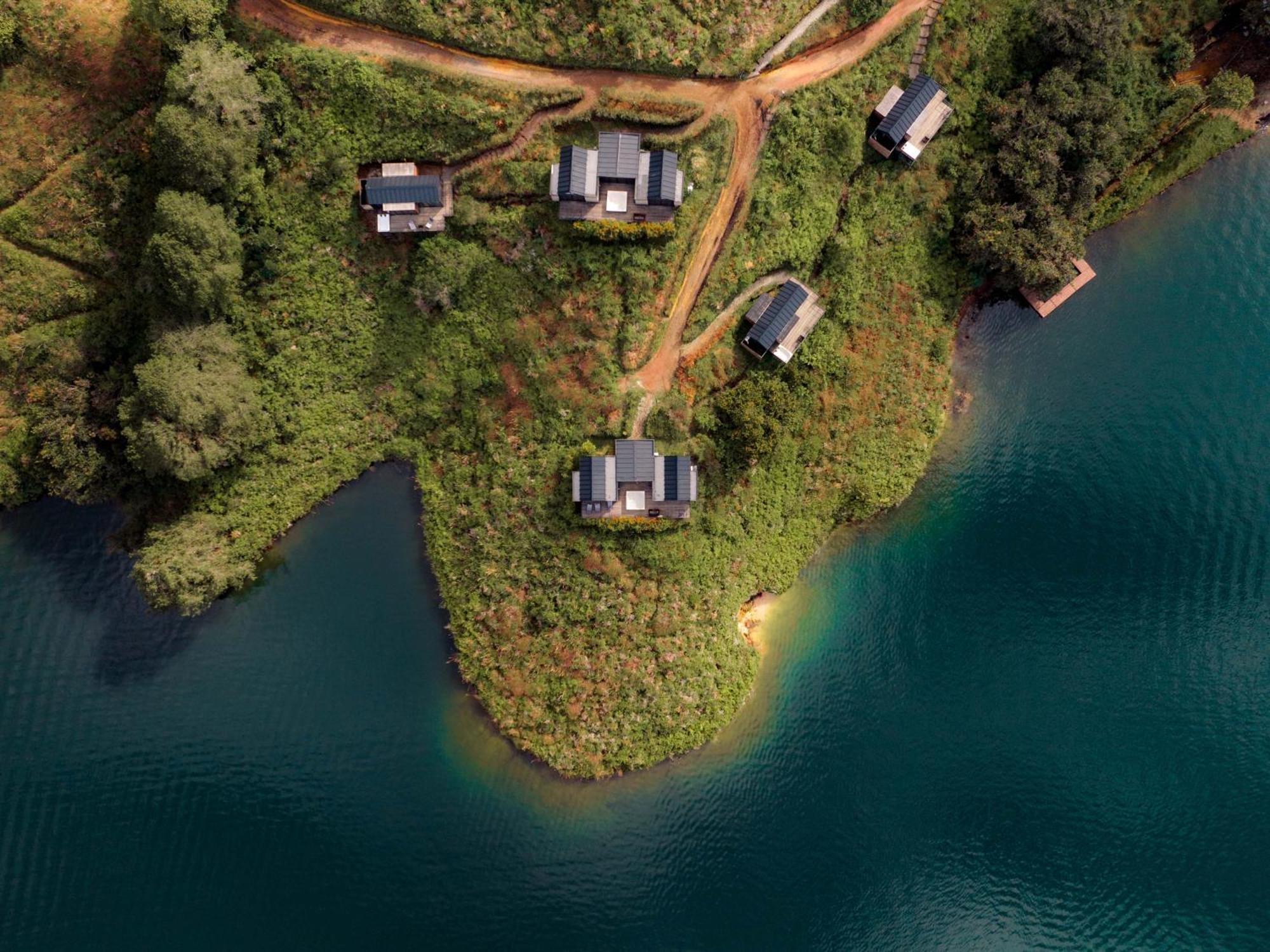 The Boato Hotel Гуатапе Экстерьер фото Aerial view of the lake